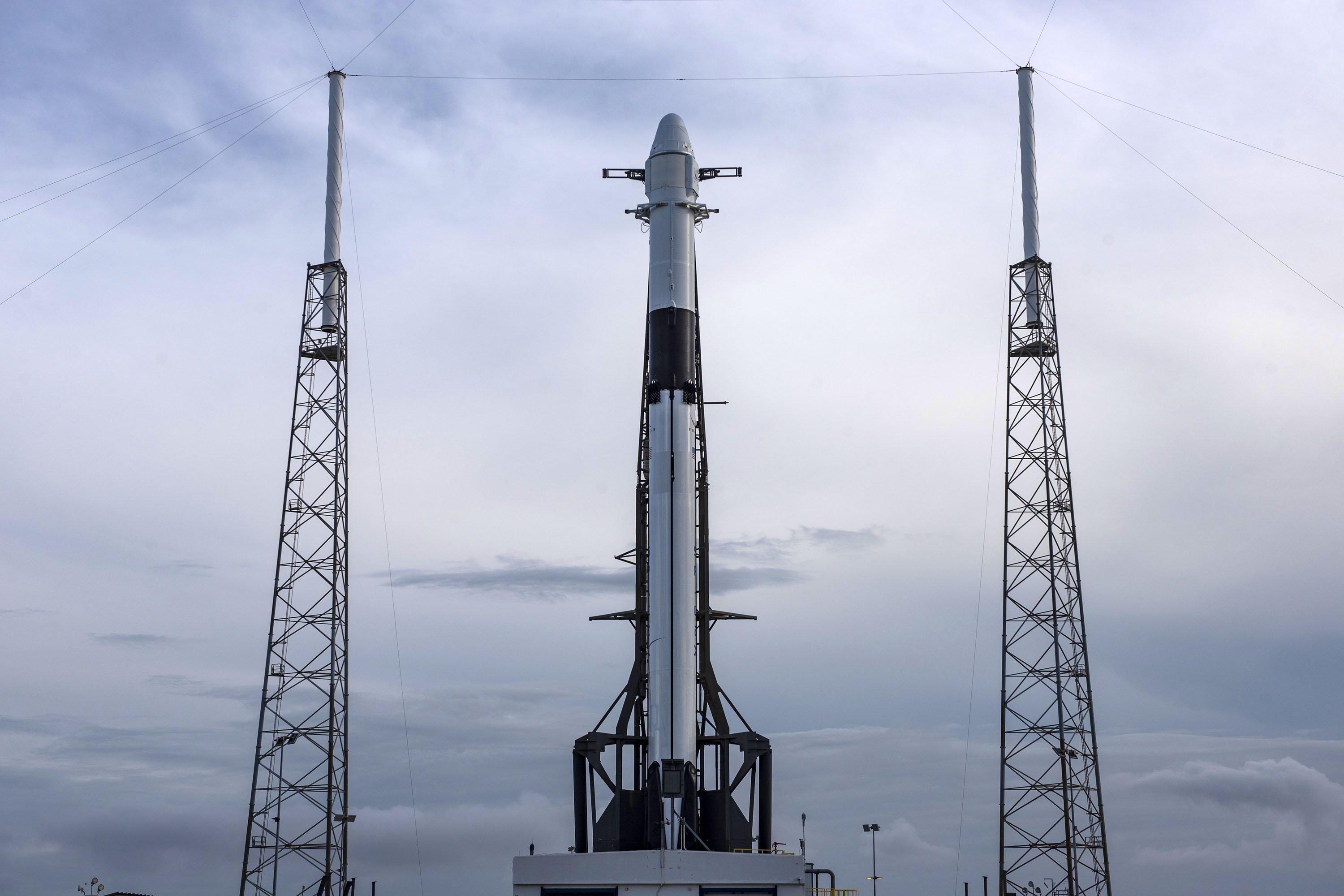 Запуск SpaceX Falcon 9 із кораблем Dragon до МКС перенесли: у чому причина