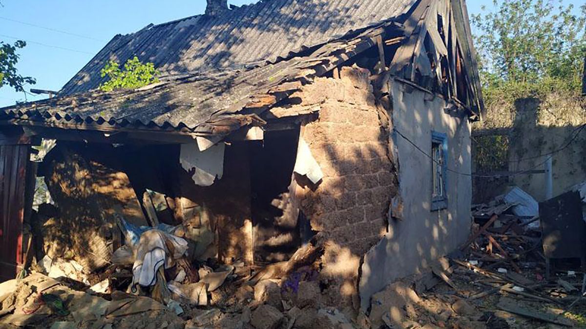 Окупанти обстріляли житлові будинки та автомобілі у Мар'їнці: фото Окупанти обстріляли житлові будинки та автомобілі у Мар'їнці: фото