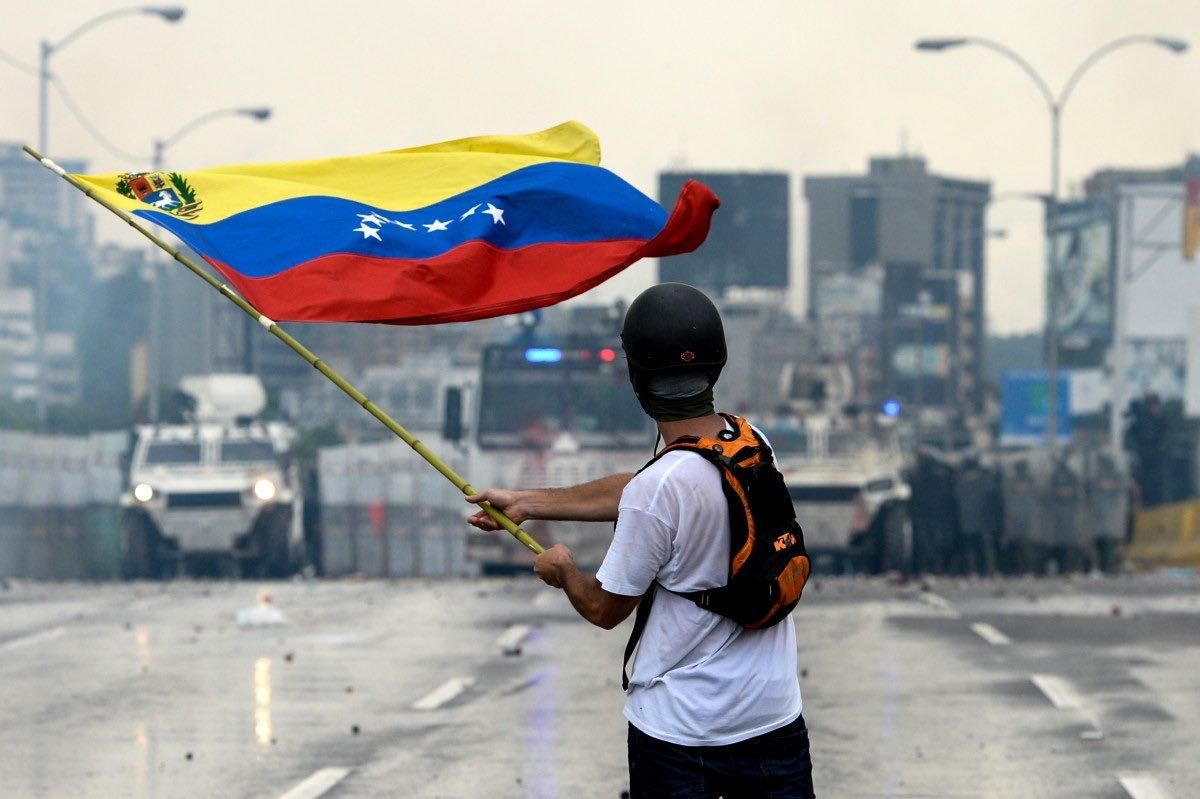 Протистояння у Венесуелі: військова техніка проти людей