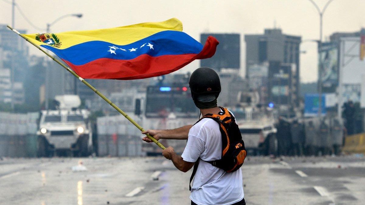 Противостояние в Венесуэле: военная техника против людей