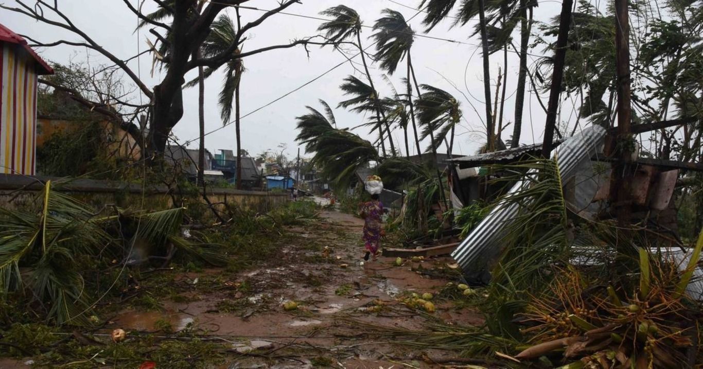 Потужний циклон атакував Індію, є жертви: моторошні фото та відео