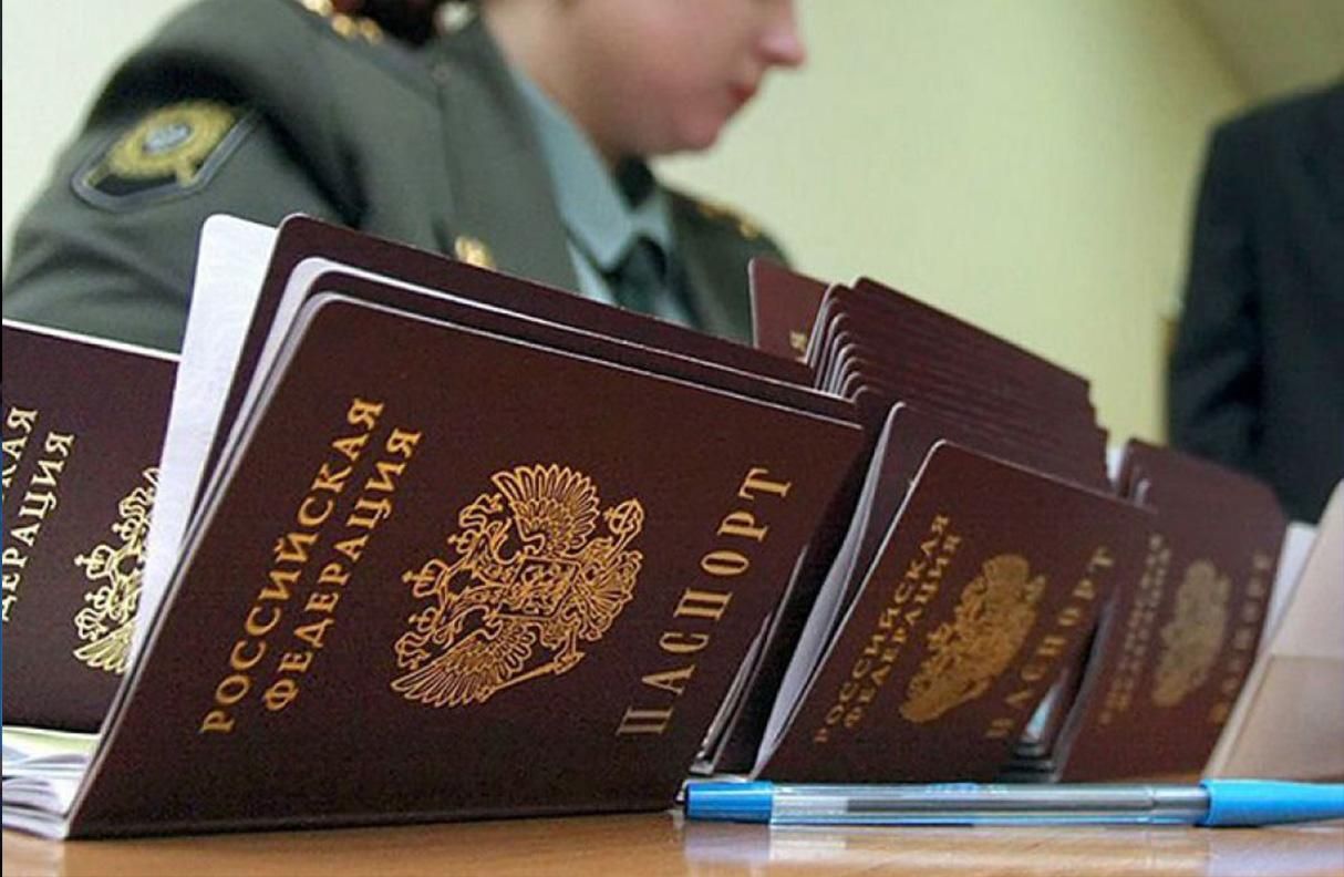 Мешканці Донбасу разом з російськими паспортами отримують "військовий квиток"