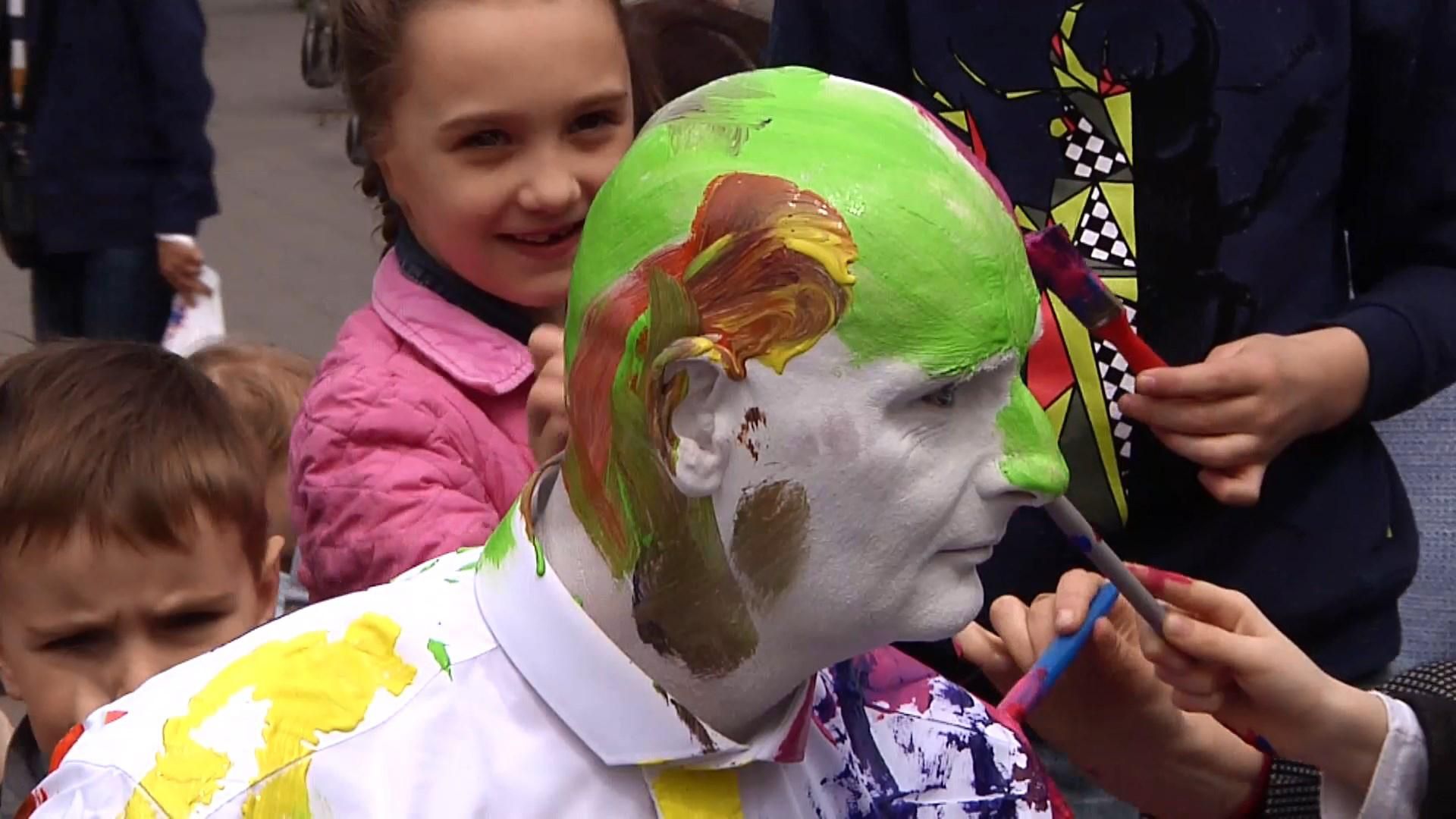 Живі скульптури з усього світу заполонили центр Івано-Франківська: яскравий фоторепортаж Живі скульптури з усього світу заполонили центр Івано-Франківська: яскравий фоторепортаж