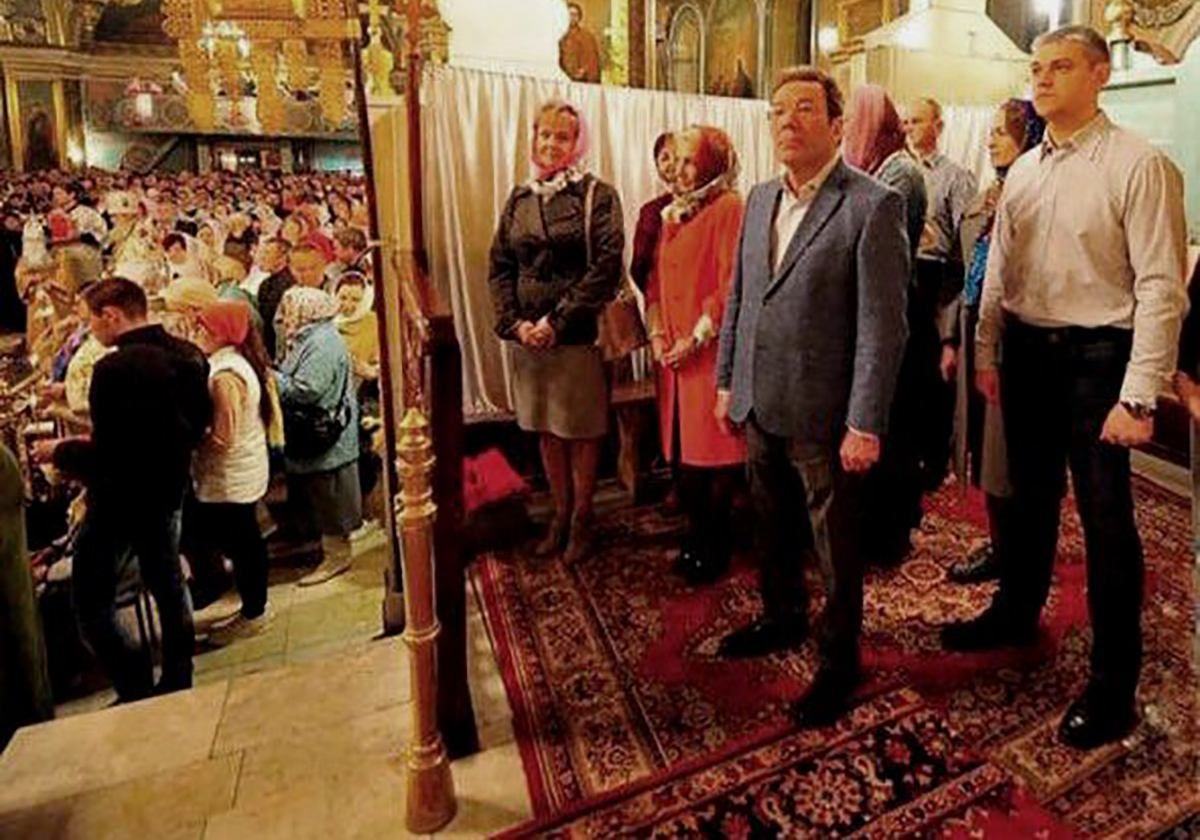 Росія у всій красі: чиновники влаштували собі VIP-Великдень у церкві – фото