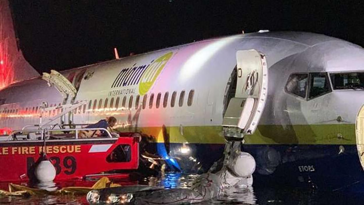 Літак з понад 140 пасажирами на борту з'їхав у річку в США: фото Літак з понад 140 пасажирами на борту з'їхав у річку в США: фото