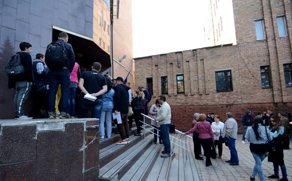 Як жителі окупованого Донбасу подають документи на паспорт РФ: промовисті фото Як жителі окупованого Донбасу подають документи на паспорт РФ: промовисті фото