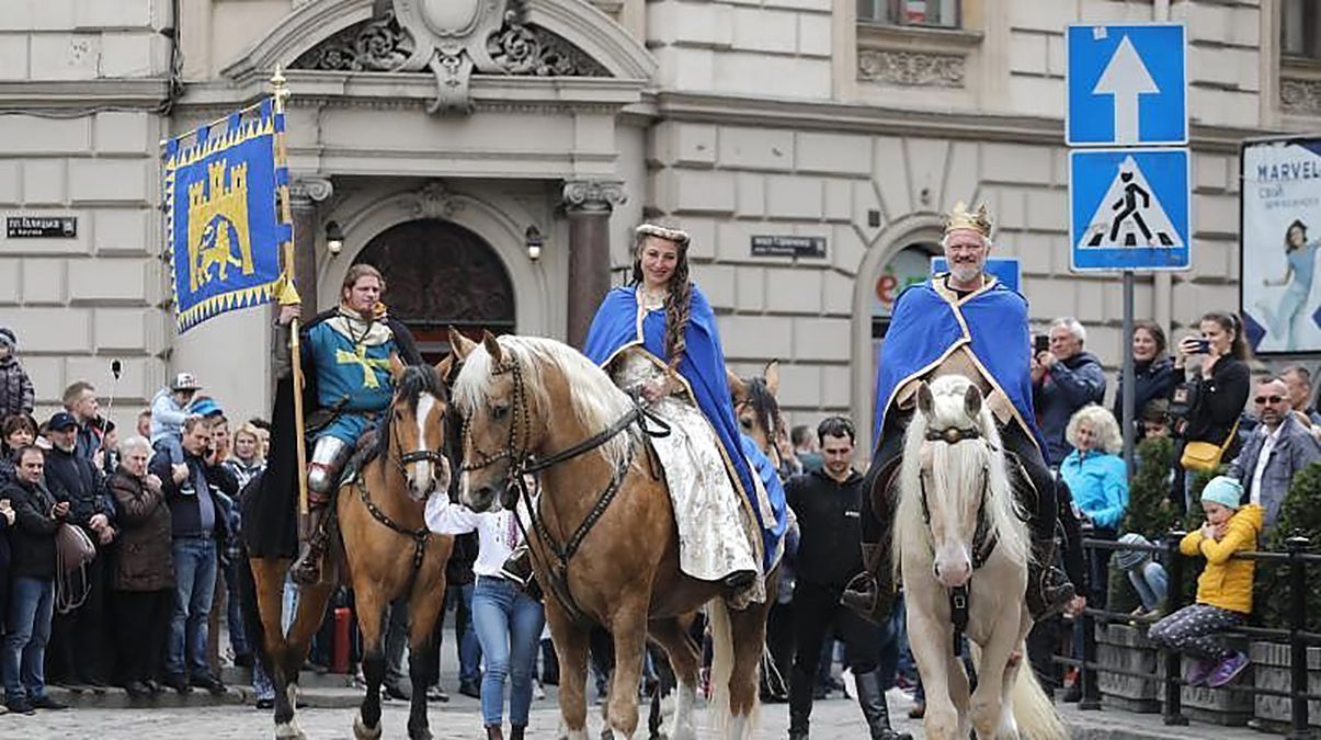 Львов празднует День города: яркие фото парада Львов празднует День города: яркие фото парада
