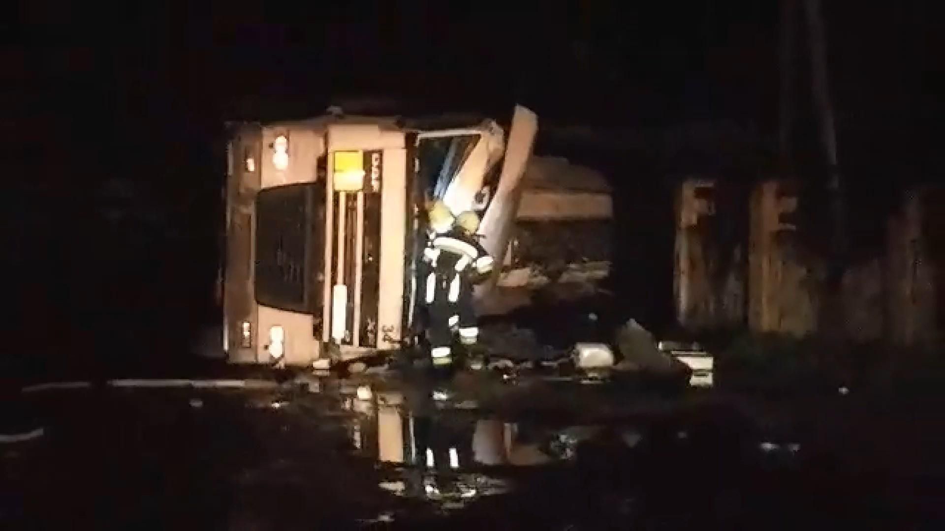 Бензовоз із 40 тоннами пального перекинувся на Прикарпатті: фото Бензовоз із 40 тоннами пального перекинувся на Прикарпатті: фото