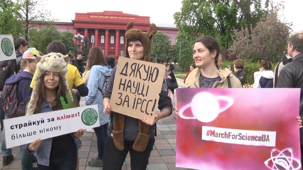 В белых халатах и с оригинальными плакатами: в Киеве прошел Марш за науку – яркие фото В белых халатах и с оригинальными плакатами: в Киеве прошел Марш за науку – яркие фото