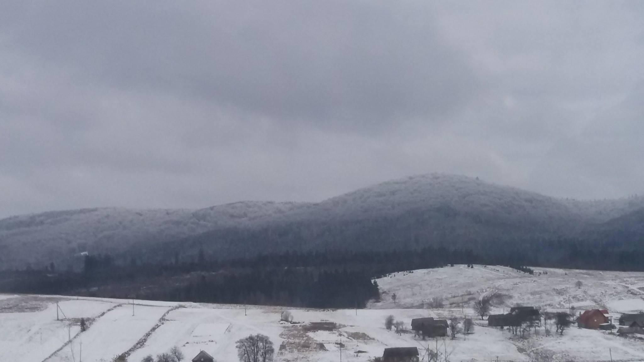 Високогір'я Карпат завалило снігом на початку травня Високогір'я Карпат завалило снігом на початку травня