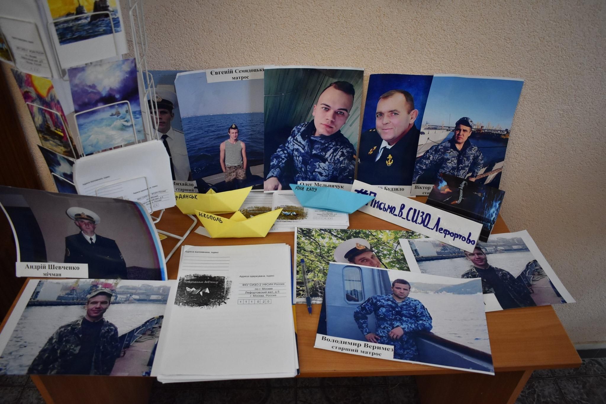 Без патріотичних гасел: як українці пишуть листи полоненим морякам
