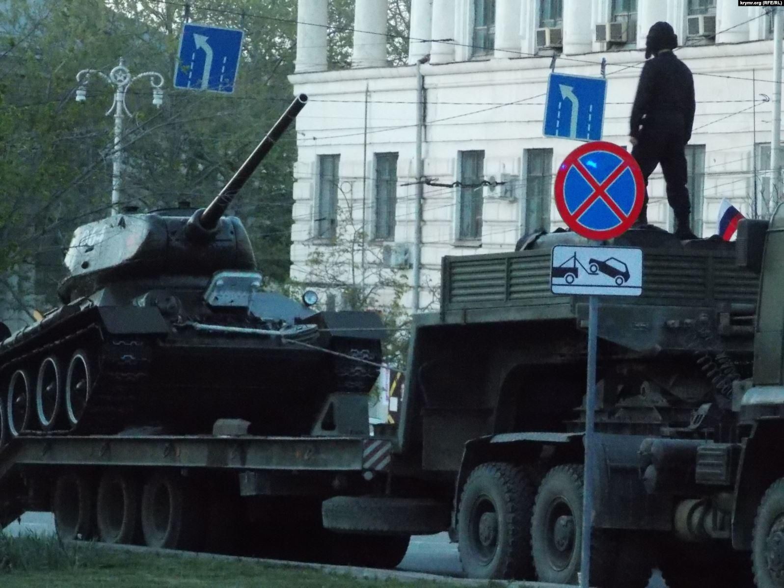 Росія в Криму провела репетицію військового параду до 9 травня: фото, відео