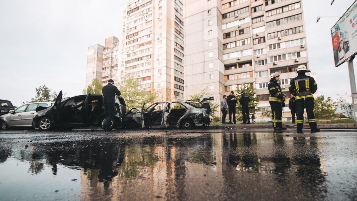 У Києві авто протаранило припарковані машини та загорілось: фото, відео 