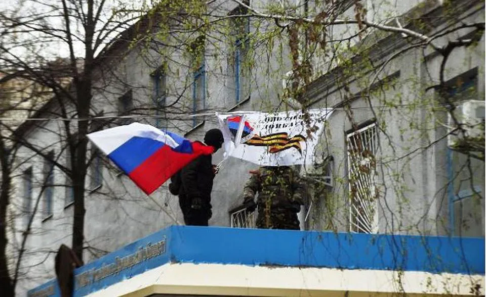 Слов'янську окупація адмінбудівлі Росія прапори бойовики Гіркін