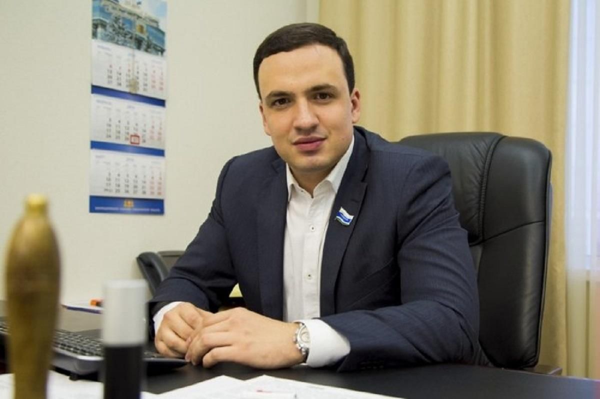 Депутат російської Держдуми влаштував стрілянину у дворі житлового будинку: відео Депутат російської Держдуми влаштував стрілянину у дворі житлового будинку: відео