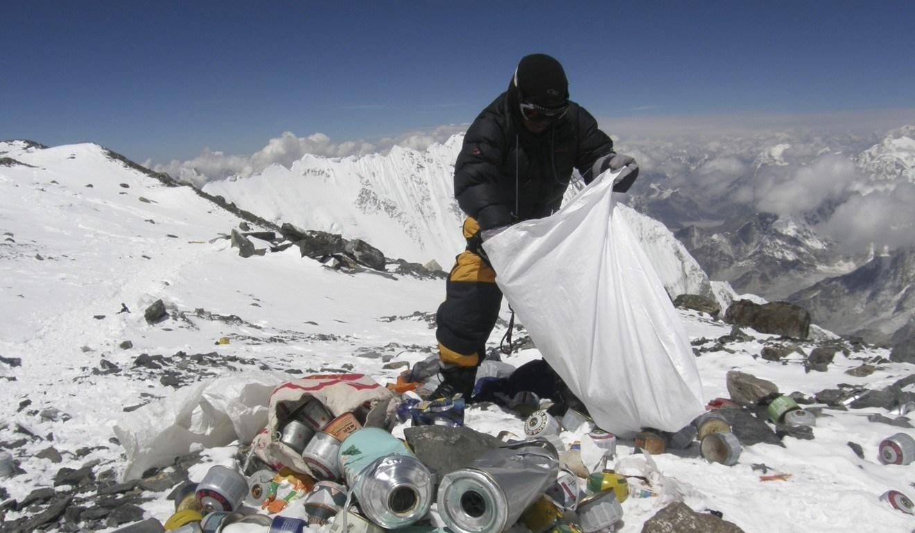 Волонтери вивезли з Евересту три тонни сміття: фото