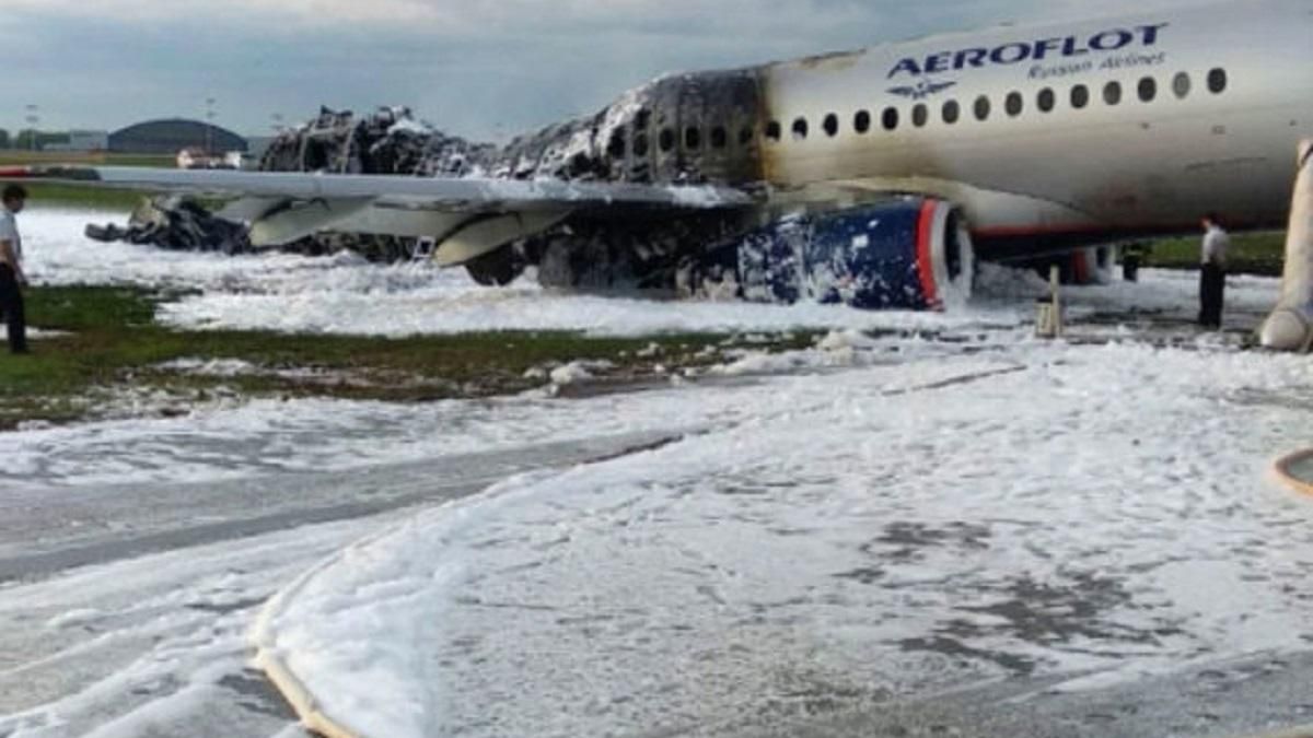 Появилось видео с моментом аварийной посадки самолета Superjet 100 в "Шереметьево"