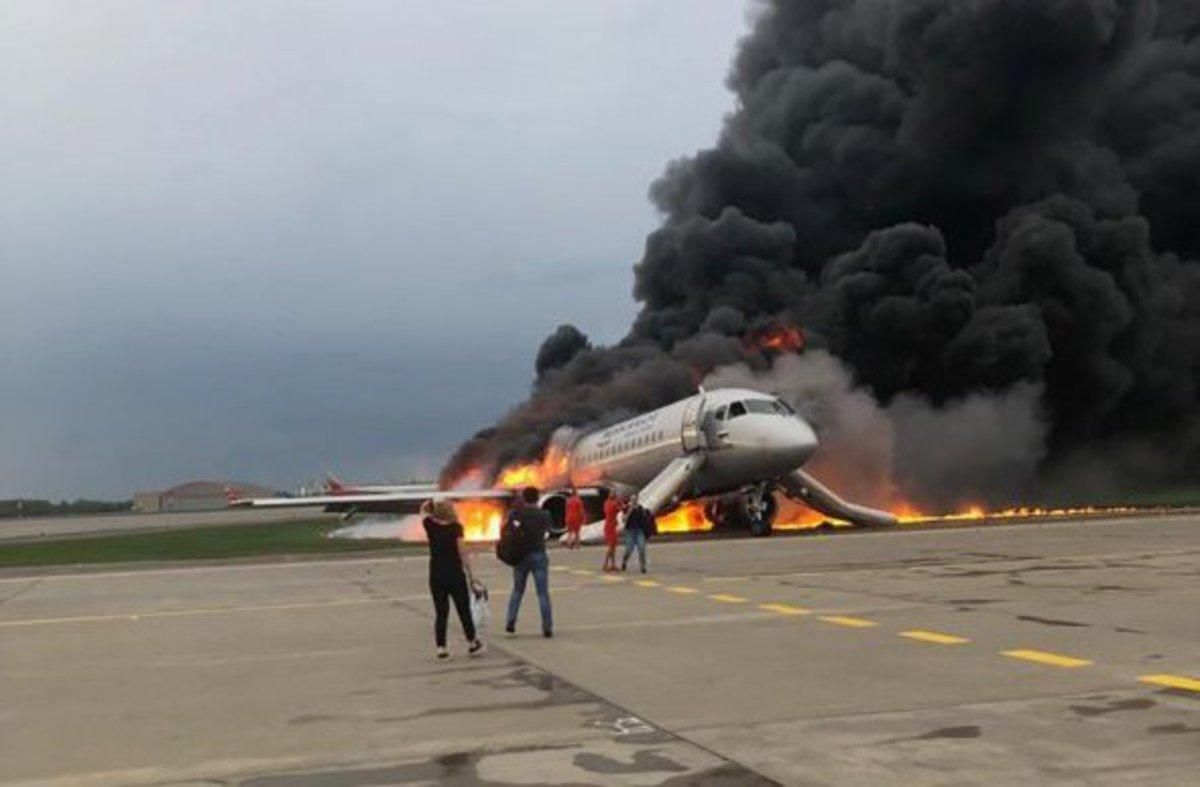 Выталкивали из горящего самолета: как спасали пассажиров авиасудна Superjet 100 в "Шереметьево"