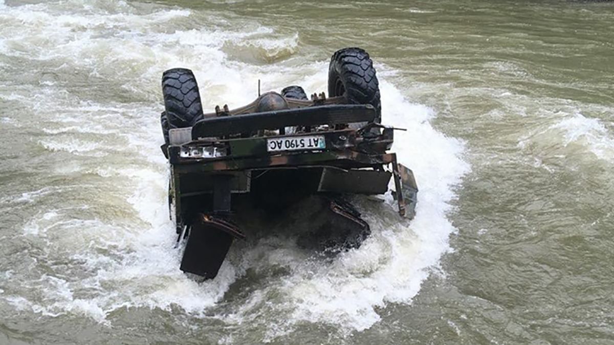 На Ивано-Франковщине авто с туристами упало в реку с высоты 40 метров: есть погибшие (обновлено)