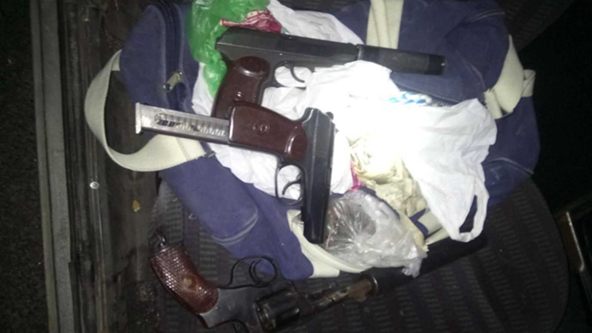 Вбивство поліцейського на Київщині: в ході операції затримано двох чоловіків зі зброєю Вбивство поліцейського на Київщині: в ході операції затримано двох чоловіків зі зброєю