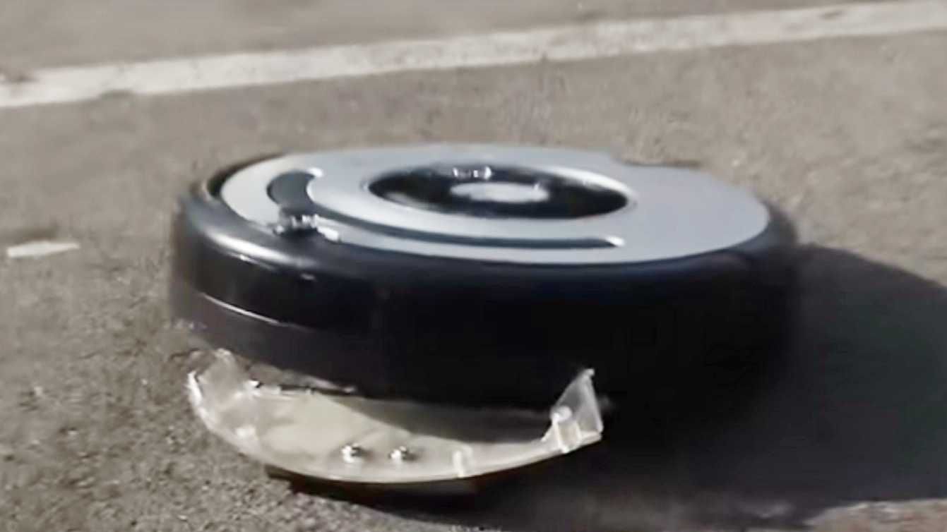 Курйоз дня: робот-порохотяг кричить і матюкається, коли стикається із перешкодою Курйоз дня: робот-порохотяг кричить і матюкається, коли стикається із перешкодою