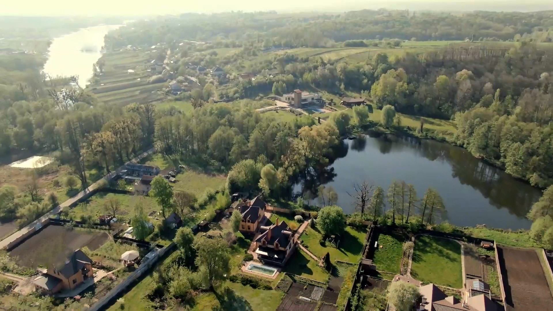 Величезний елітний будинок і дорогі авто: як живе звичайний держслужбовець "Укрспецекспорту" Величезний елітний будинок і дорогі авто: як живе звичайний держслужбовець "Укрспецекспорту"