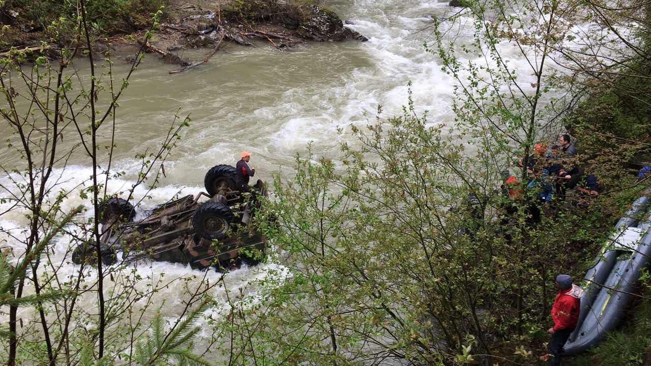 Грузовик с белорусами упал с высоты в горную реку на Прикарпатье: всё, что сейчас известно