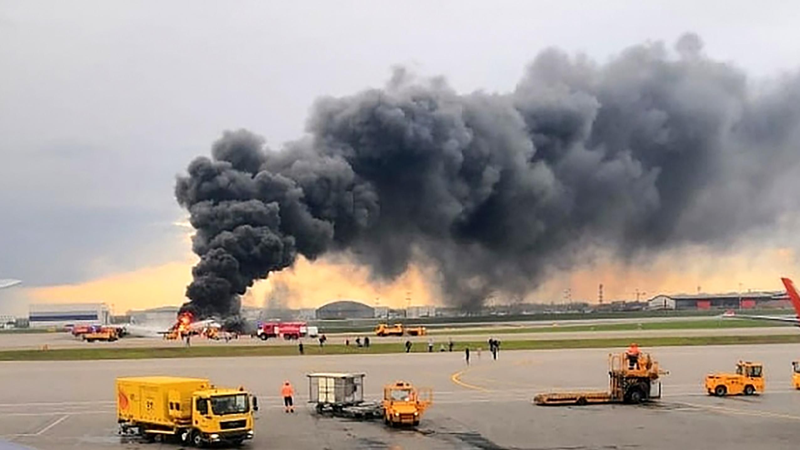 Авиакатастрофа в "Шереметьево": какие ошибки допустили пилоты сгоревшего Sukhoi Superjet 100 Авиакатастрофа в "Шереметьево": какие ошибки допустили пилоты сгоревшего Sukhoi Superjet 100