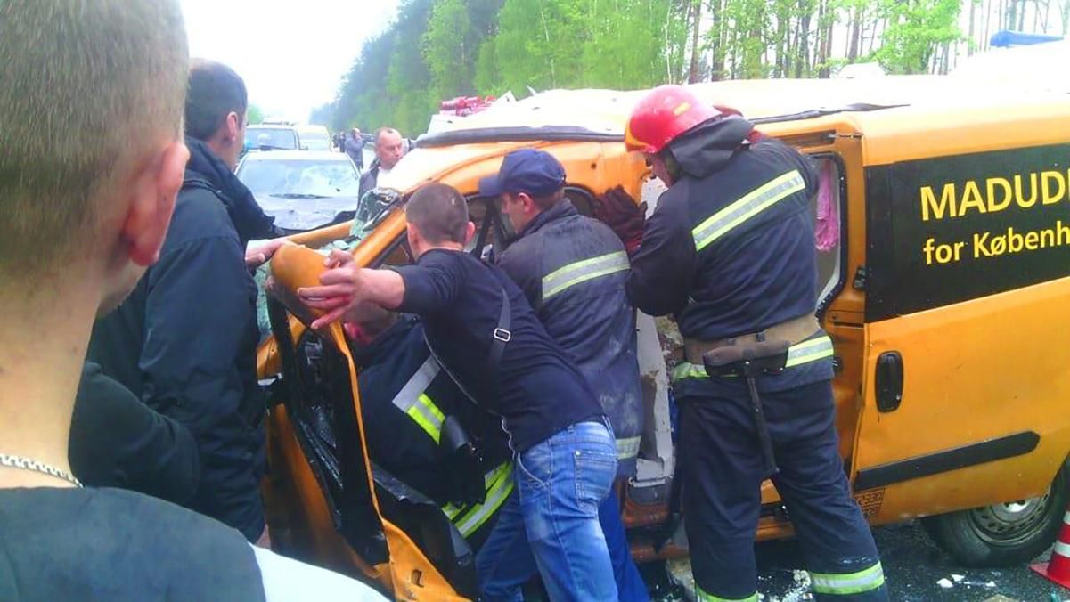 Під Києвом в аварію потрапили три автомобілі, водія Fiat вирізали рятувальники: фото