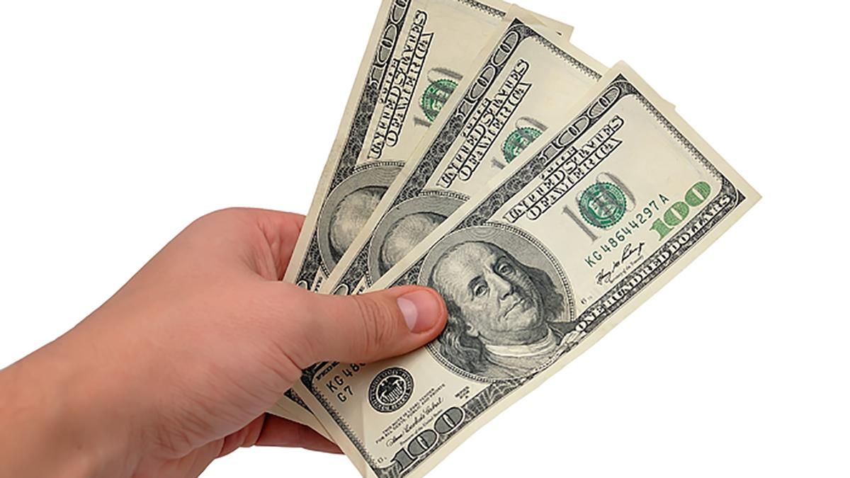 Середня зарплата українців в доларах досягла рівня 2013 року: інфографіка Середня зарплата українців в доларах досягла рівня 2013 року: інфографіка