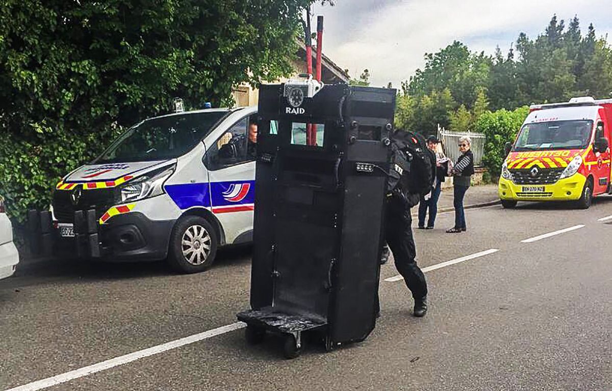 Подросток захватил заложников в магазине Франции: всех людей уже освободили