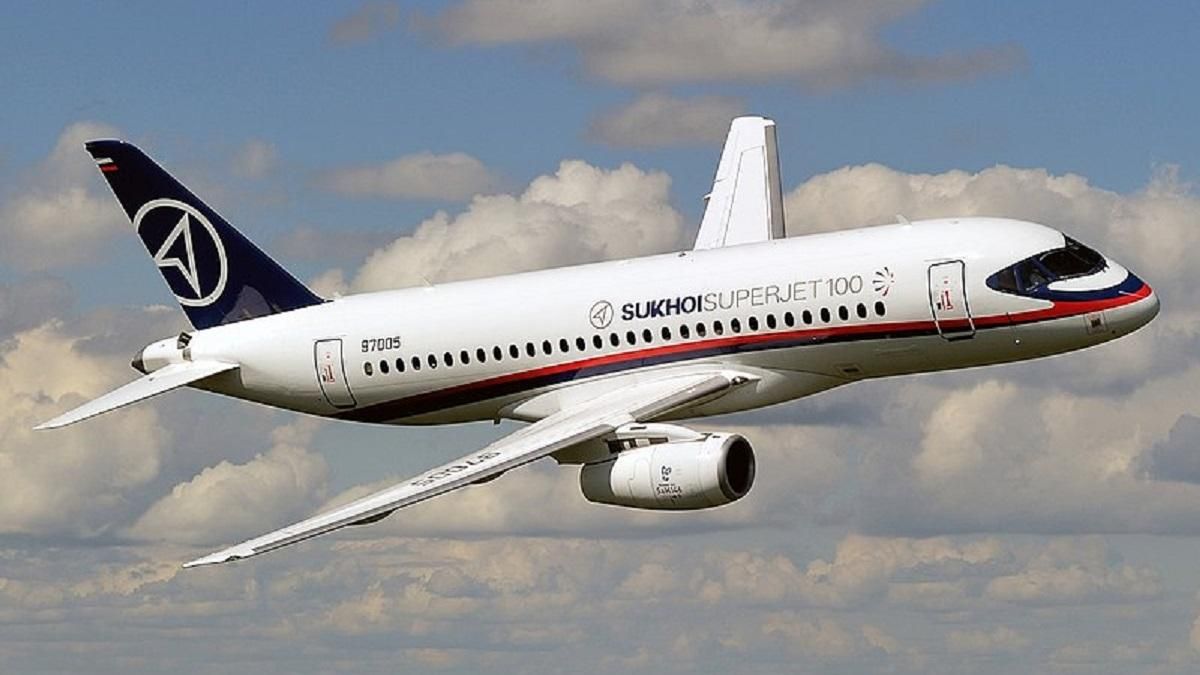 В российском "Шереметьево" пассажиры с паникой покинули самолет SSJ-100 из-за запаха гари