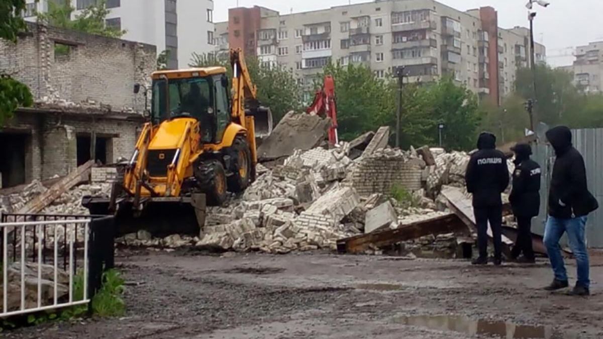 У Львові знесли ще одну незаконну будівлю: фото