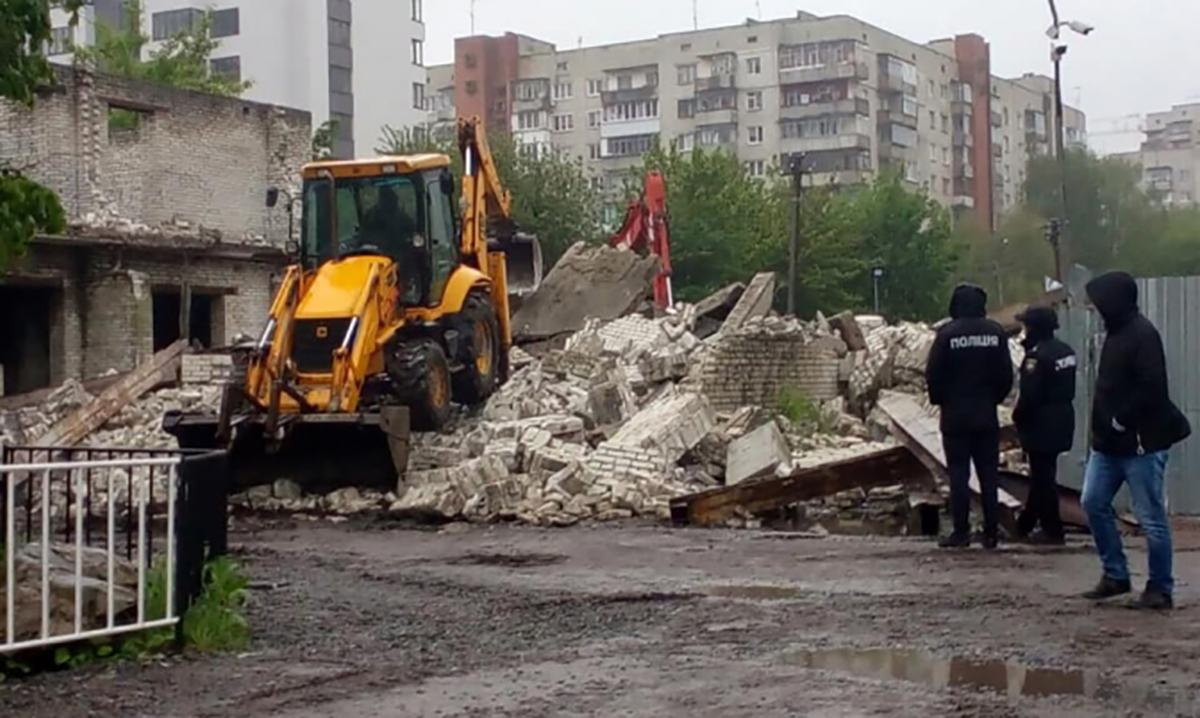 Во Львове снесли еще одно незаконное здание: фото