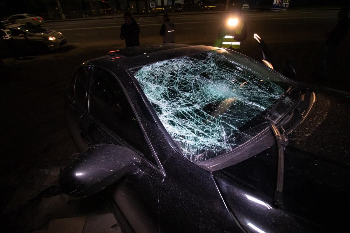 У Києві Lexus вилетів на сходи: фото, відео У Києві Lexus вилетів на сходи: фото, відео