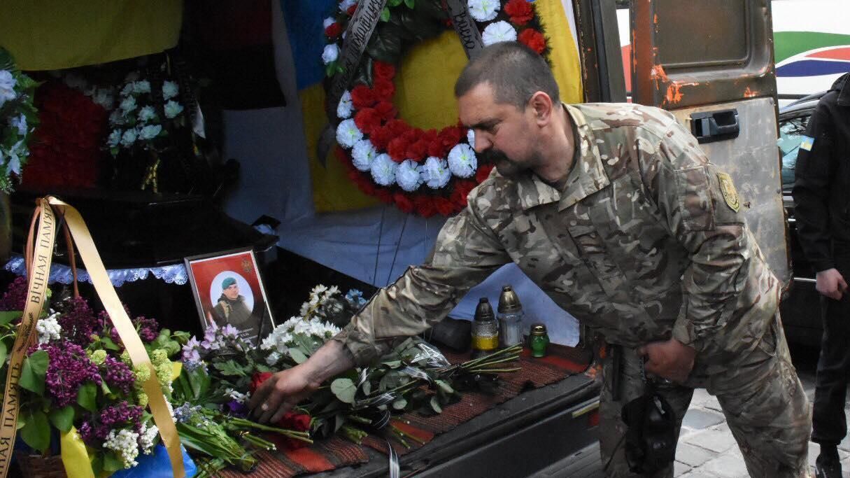 У Львові попрощалися із військовим, за життя якого боролись 5 днів: фото