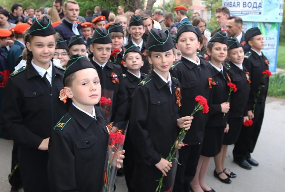 Школьников заставляют надевать георгиевские ленты в оккупированном Крыму