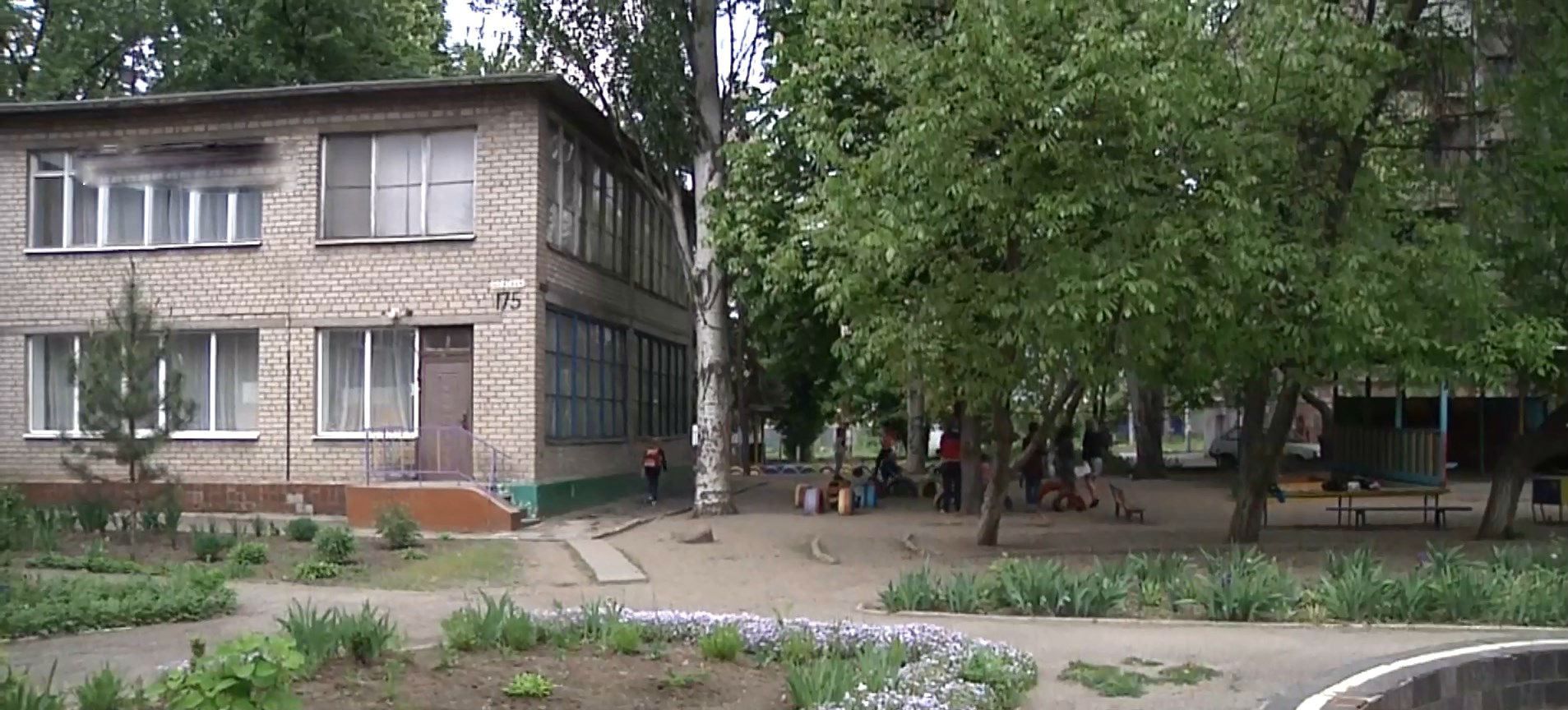 В Запорожье воспитательница садика силой таскала ребенка по площадке: детали инцидента