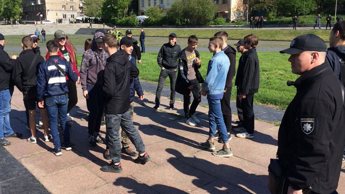 Серп і молот закидали яйцями у Львові: фото Серп і молот закидали яйцями у Львові: фото