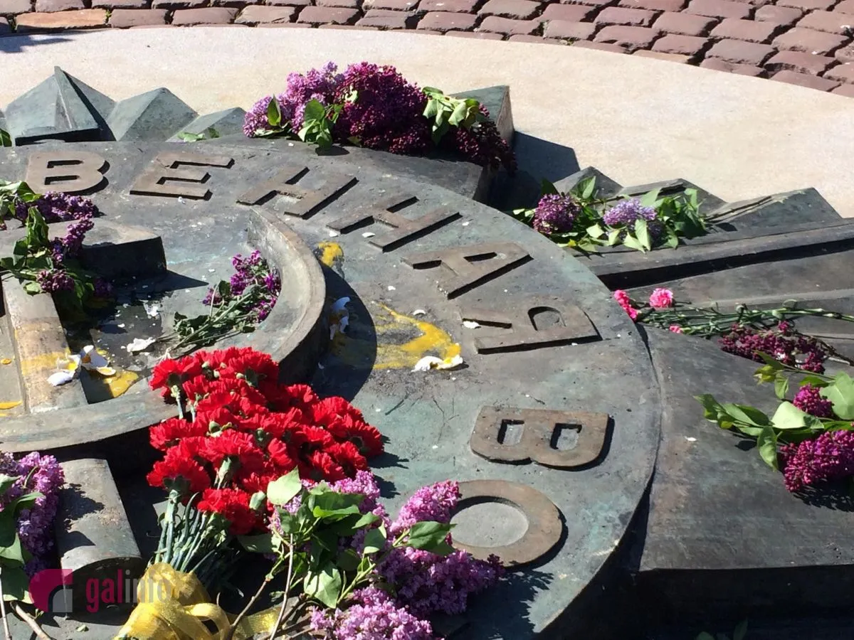 Молодики, 9 травня, Львів, Марсове поле, яйця, серп і молот, Молодики, 9 травня, Львів, Марсове поле, яйця, серп і молот,