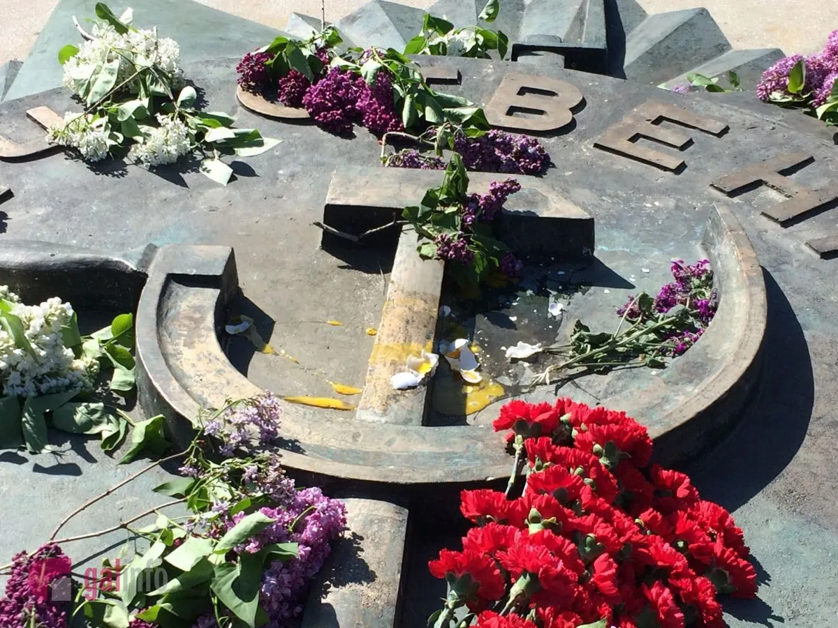 Молодики, 9 травня, Львів, Марсове поле, яйця, серп і молот, Молодики, 9 травня, Львів, Марсове поле, яйця, серп і молот,