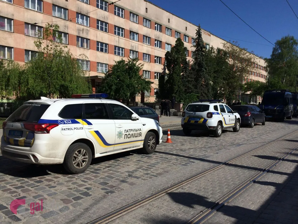 Молодики, 9 травня, Львів, Марсове поле, яйця, серп і молот, Молодики, 9 травня, Львів, Марсове поле, яйця, серп і молот,