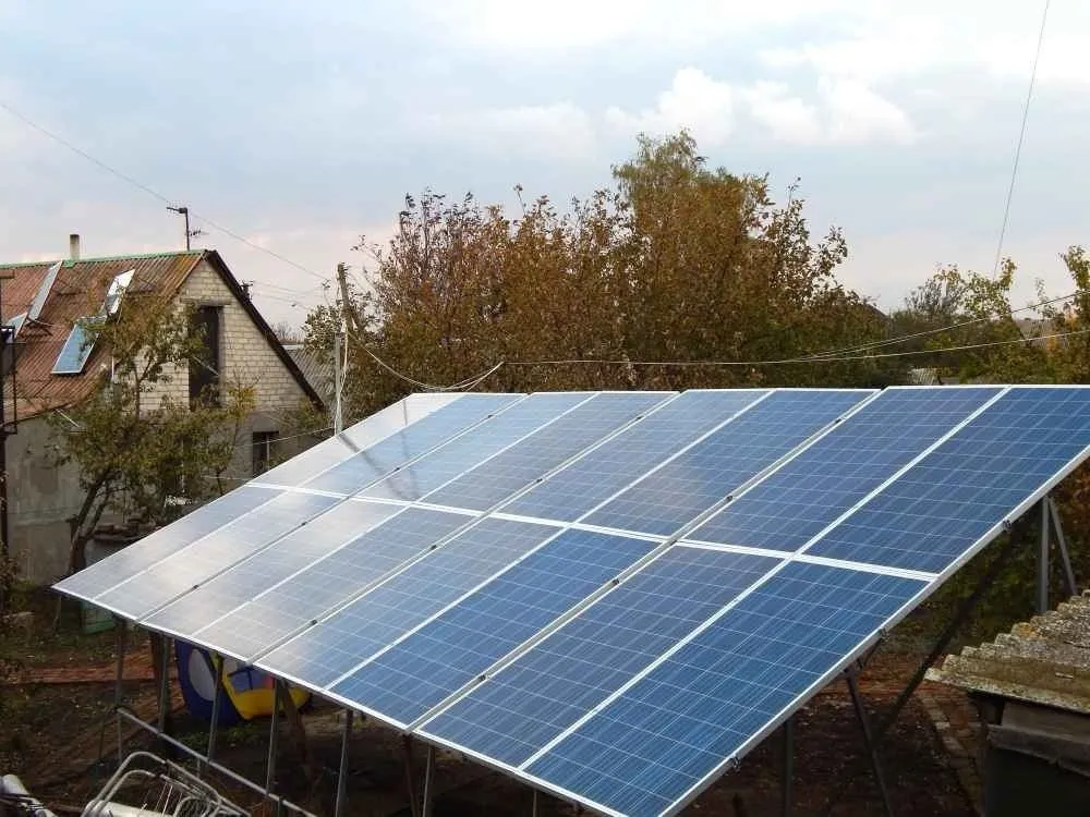 Сонячні електростанції встановлювали на подвір'ї