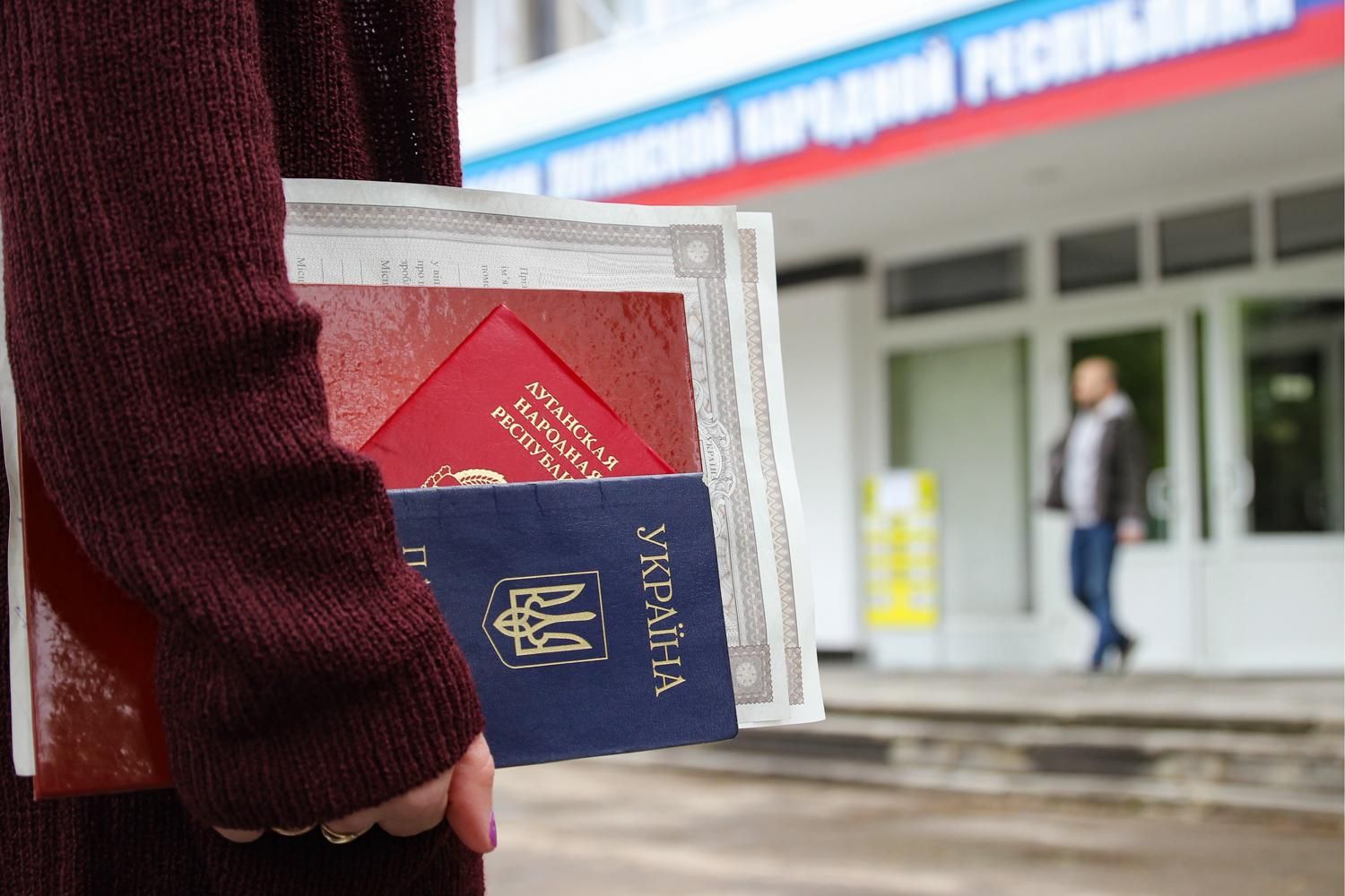 В Донецке начали принимать заявки на получение паспортов России