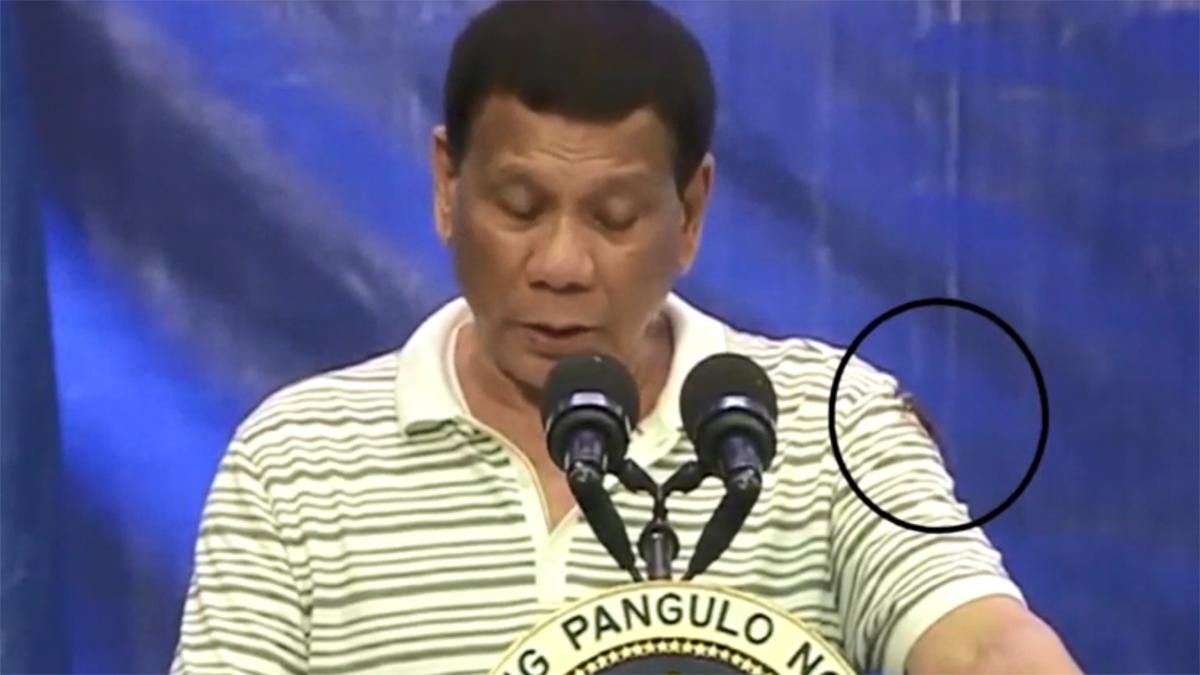 Гігантський тарган заповз на президента Філіппін під час виступу: курйозне відео