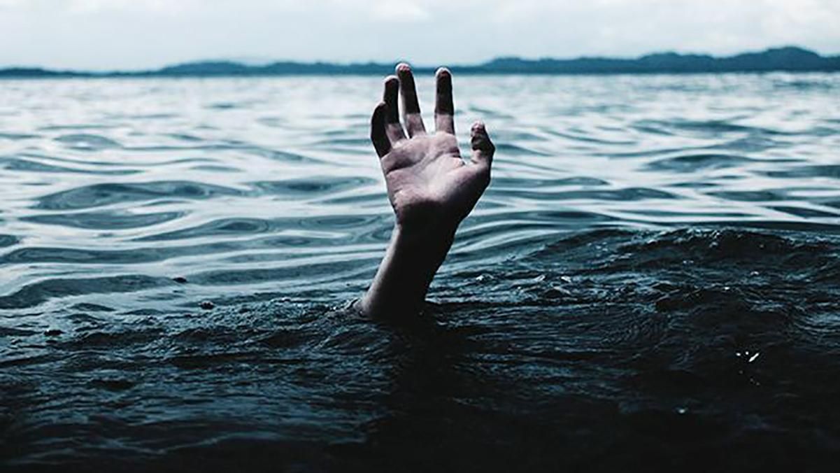 Под Киевом из пруда достали тело мужчины: фото Под Киевом из пруда достали тело мужчины: фото