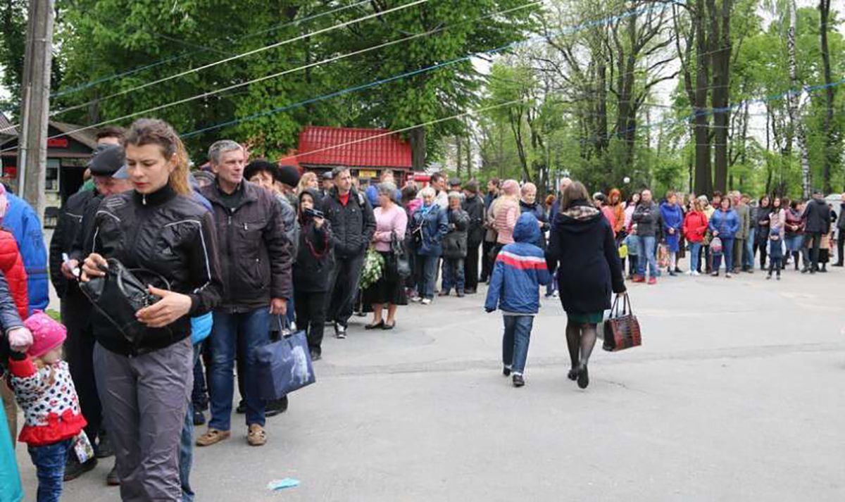 На 9 травня у Вінниці вишикувалася довжелезна черга за безкоштовною кашею: фото та відео