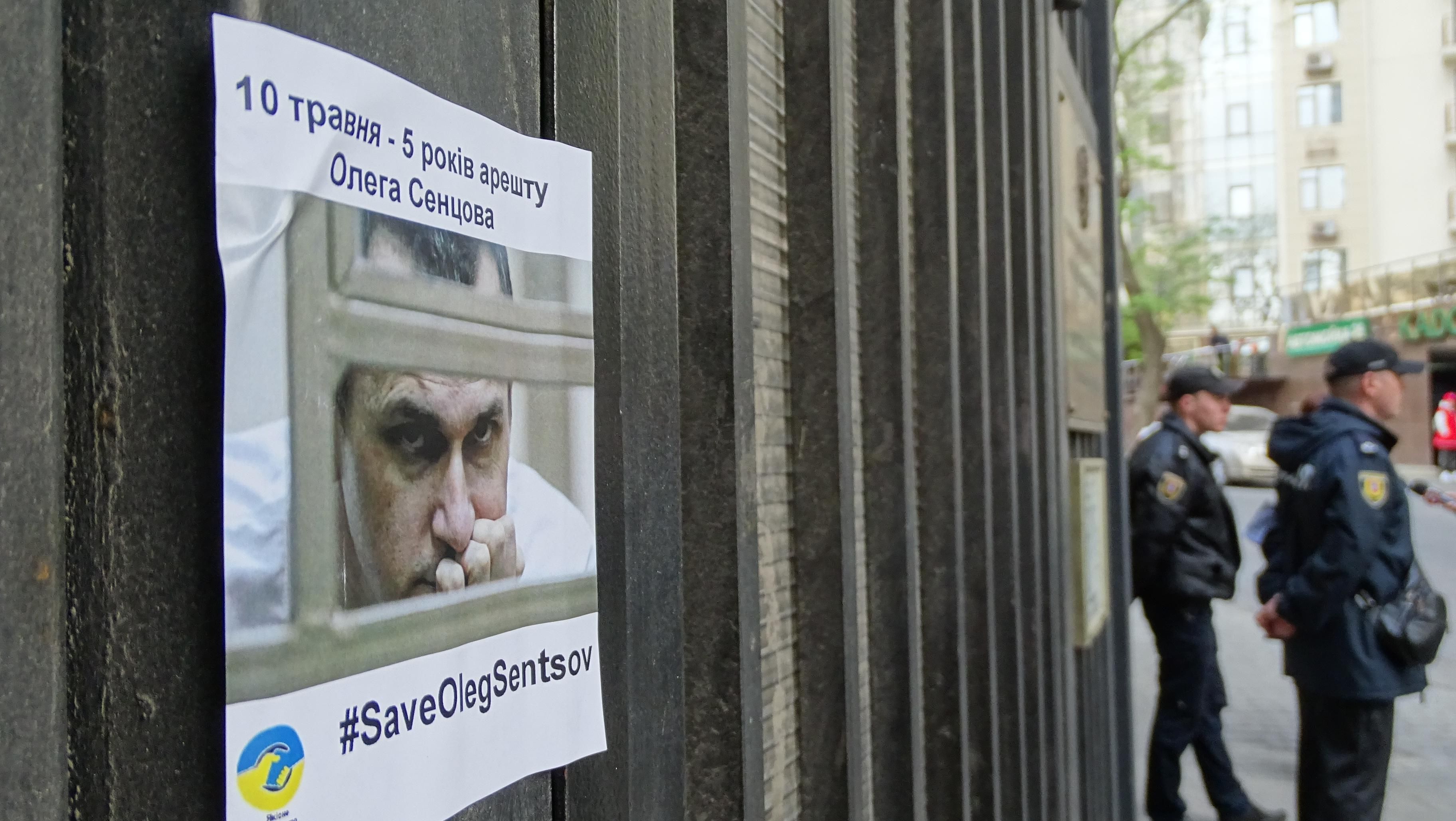 Як протестували проти ув'язнення Сенцова під консульством РФ в Одесі: емоційні фото