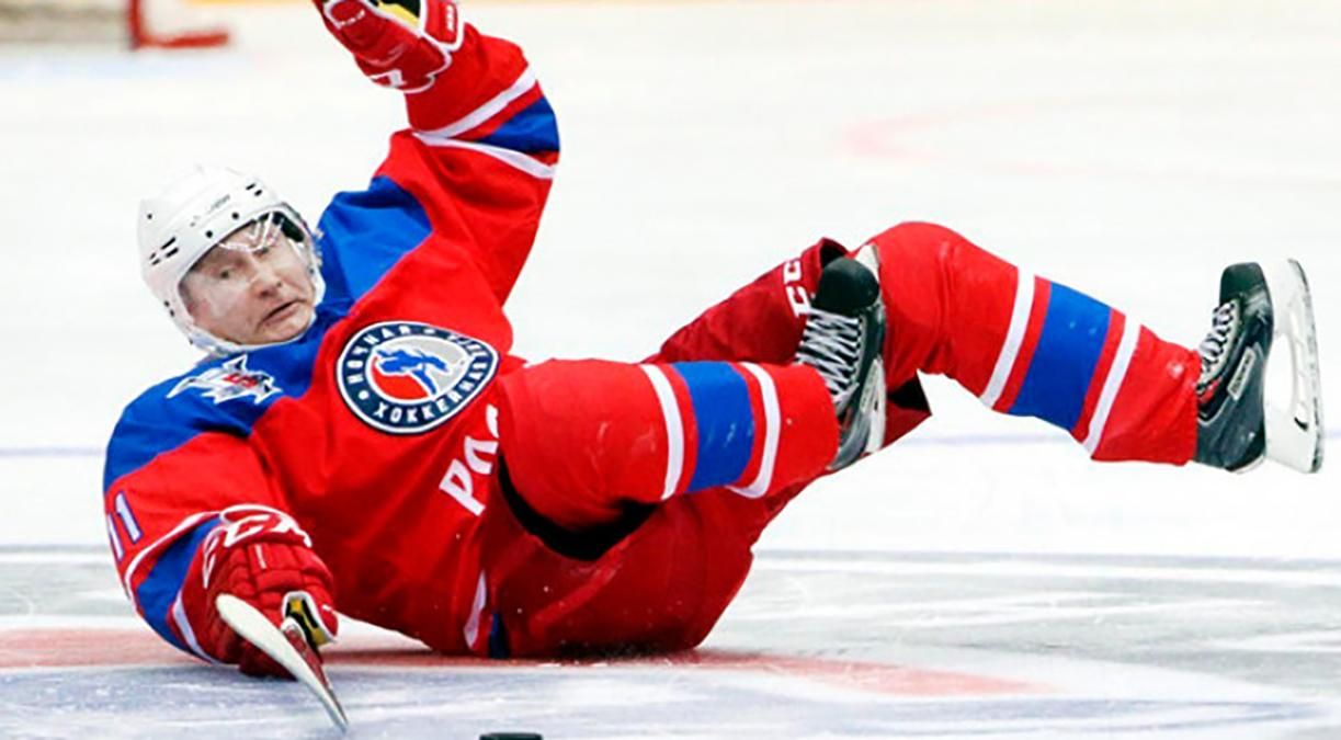 Путін гепнувся на льоду під час хокейного матчу: курйозне відео
