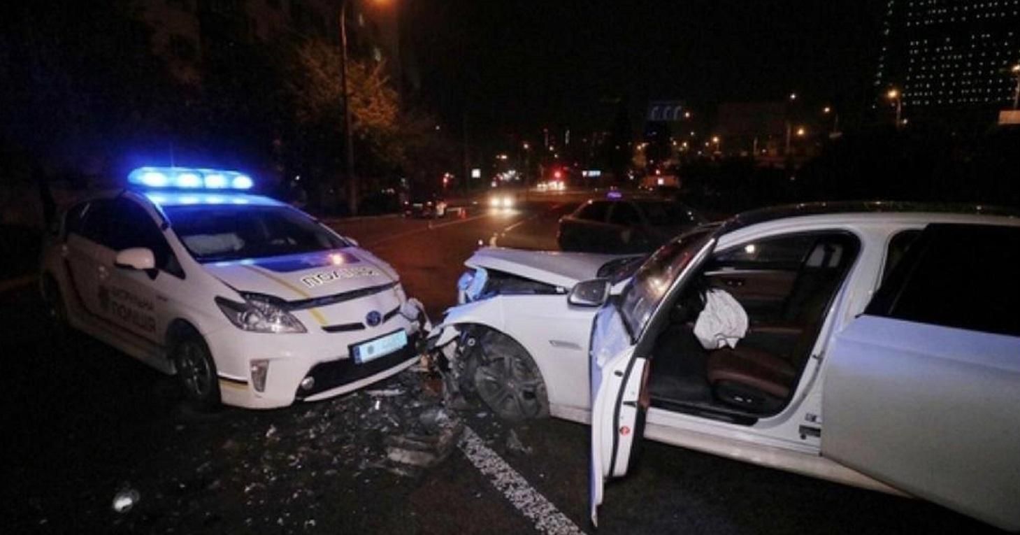 В Киеве служебный автомобиль полицейских попал в ДТП: фото